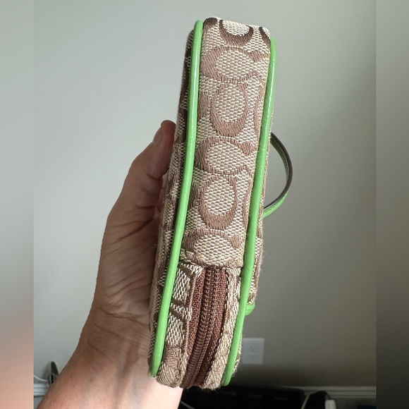 Coach Daisy Applique Cell phoneWallet Wristlet Rare Collecticle - Picture 11 of 12